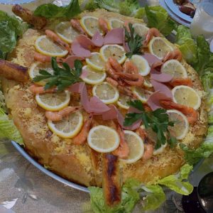 البسطيلة المغربية هي وجبة شهية ومشهورة في المطبخ المغربي وهي عبارة عن فطائر رقيقة محشوة باللحم أو السمك أو الخضار، وقد يتم تحضيرها بعدة طرق مختلفة.